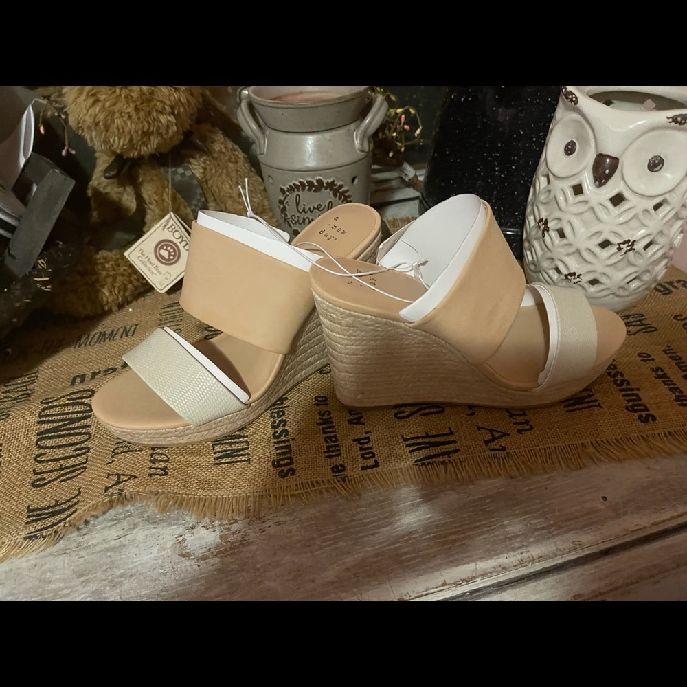New with tags new day heel sandals - Picture 2 of 3